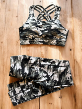 Load image into Gallery viewer, Black & Grey Camo Pattern Printed Activewear Leggings