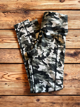 Load image into Gallery viewer, Black & Grey Camo Pattern Printed Activewear Leggings
